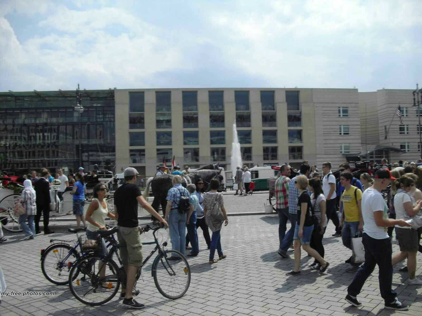 busy brandenburger tor